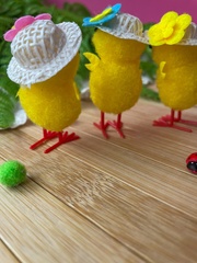 Цыплята пасхальные, декоративные, пушистые, 5,7 см, с панамками, набор 3 шт.