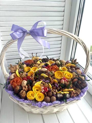 Корзина с сухофруктами и орехами