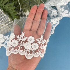 Кружево декоративное, ажурное, белое, для рукоделия, высота 8,5 см., длина 1 метра.