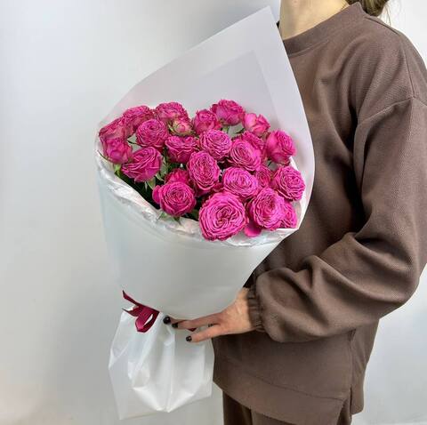 Букет из яркой кустовой пионовидной розы