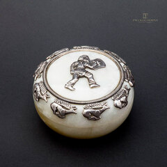 Шкатулка Скифы. Медовый нефрит.