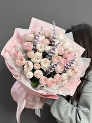 Монобукет из кустовых пионовидных роз сорта "Менсфилд Парк"