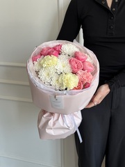 Букет сборный из кустовых пионовидных роз, диантусов и хризантемы