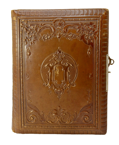 Фотоальбом. Австрия. 1890-х гг. Кожа, картон, золочение, латунь. Размер: 23 × 30 см.