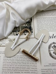 Застежка клевант белая с золотистыми металлическими элементами