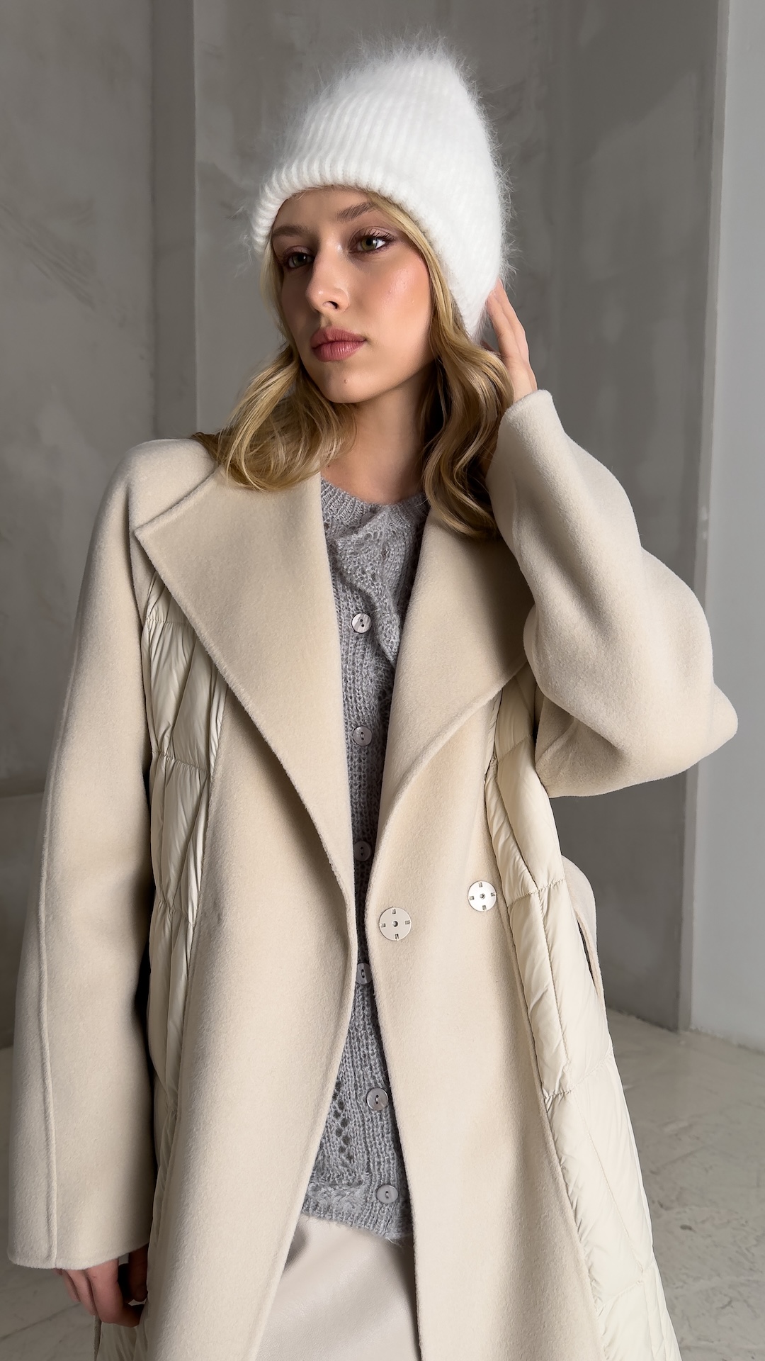 Шапка из ангоры с узором в мелкую косичку