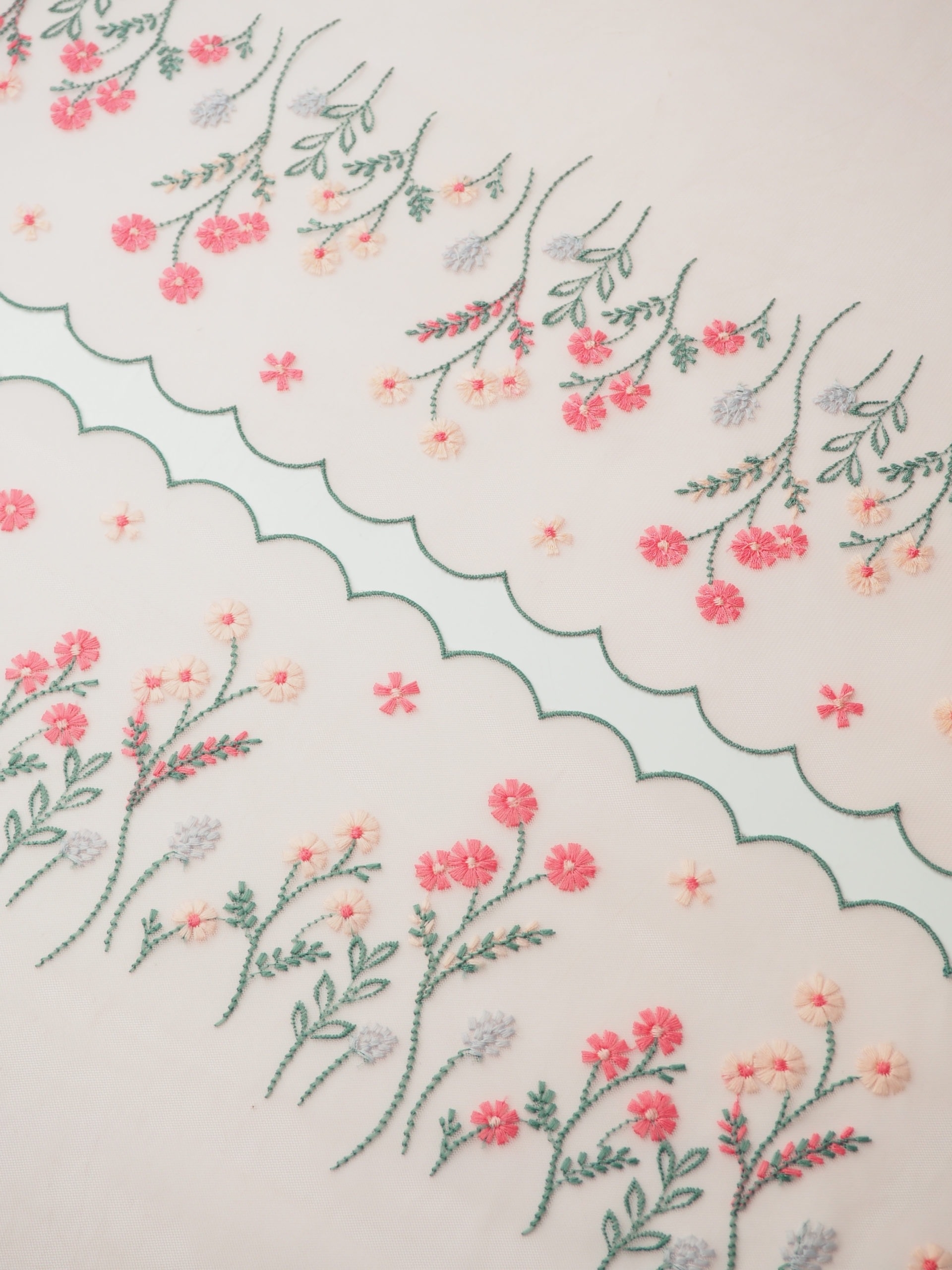 Вышивка на сетке светлая пудра с мультиколор ширина 23 см (2 стороны)