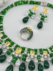 Комплект украшений колье + серьги c изумрудными камнями в стиле GRAFF