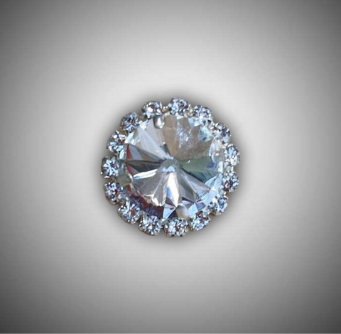 белый  камень-пуговица, в оправе , в серебре,2см