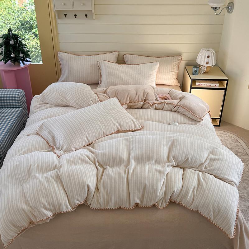 Постельное белье ЕВРО (двуспалка) Велюр Бежевый в полоску