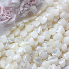 Перламутр натуральный, в форме сердца 15 мм, 1 нить ПР110