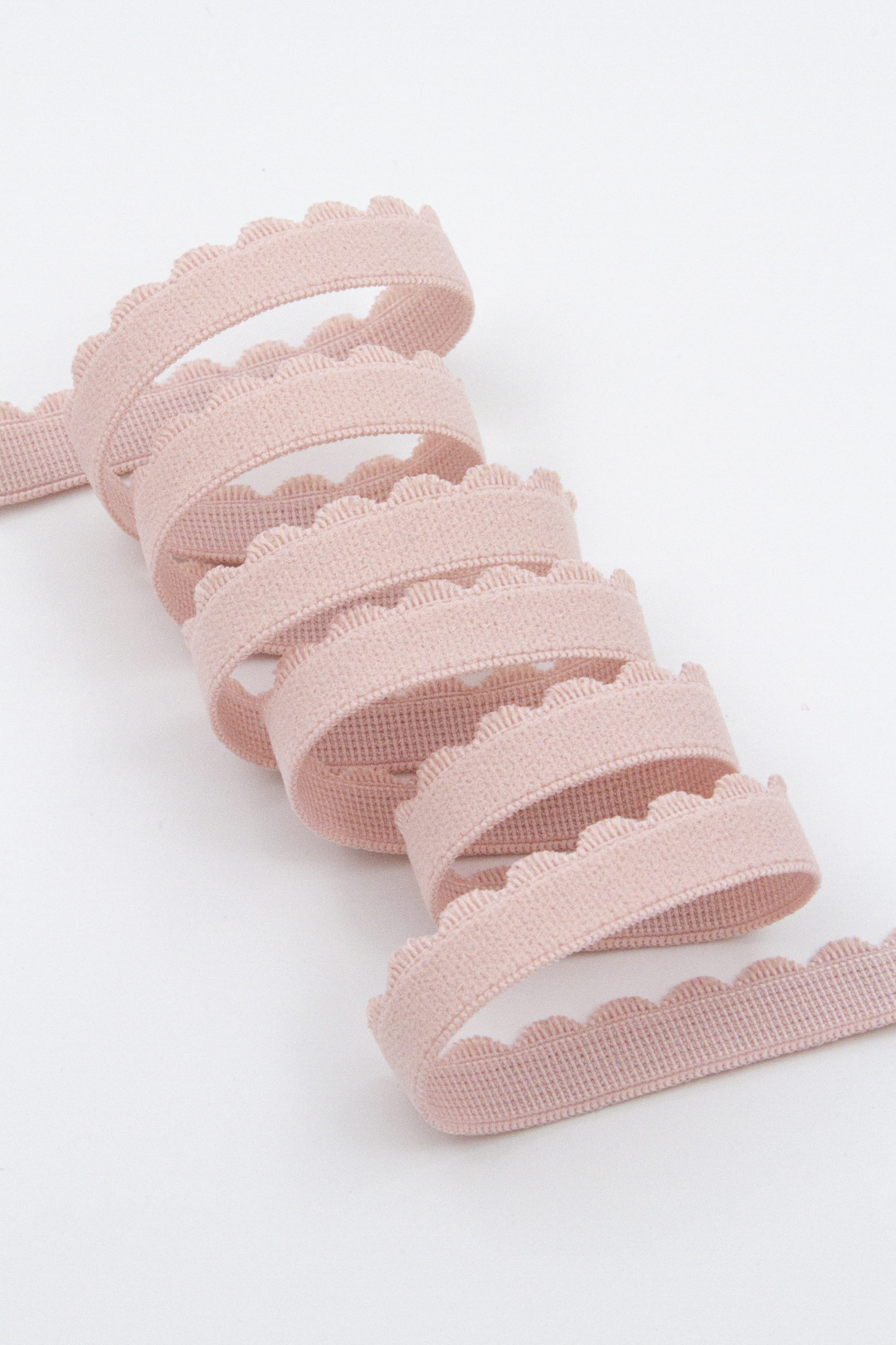 Резинка отделочная пудровая 12 мм с учетом фестона