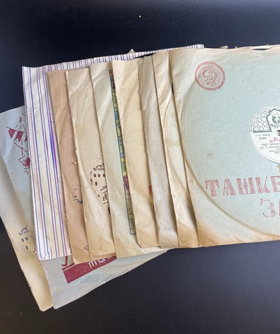 №55 Набор из 10 грампластинок диаметр 25 см, разные жанры: Санта Лючия, Ты ветер, Киевский вальс, украинская полька, Тумба Ле-Ле, Огонёк, национальные песни  и др. Мелодия СССР.