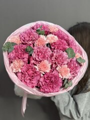 Дуо-букет с французскими розами сорта "Кантри Блю" и диантусами
