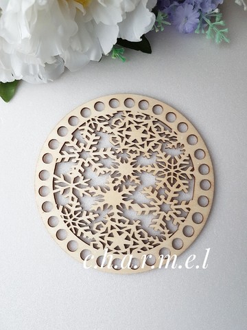 Wood carved circle 15 cm Snowflakes