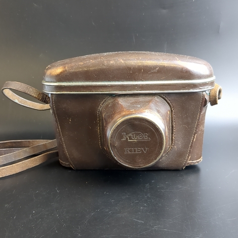 №6 Фотоаппарат "Киев 4" с объективом "Юпитер 8-М" в оригинальном футляре, металл, Киевский завод "Арсенал", СССР, 1957-1979 гг.