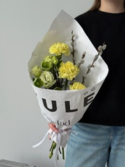 Кулек из диантусов, лизиантуса, хелеборуса и вербы