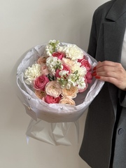 Букет из кустовых пионовидных роз, маттиолы и диантусов