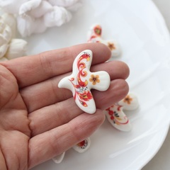 Подвеска фарфоровая Птичка (белый с хохломой) 34*42 мм S043