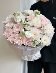 Авторский букет из хризантемы и маттиолы