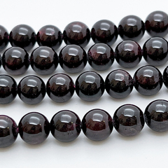 Гранат альмандин бусины, размер около 7,9-8,1 мм, цена за 12 шт (1/4 нити)