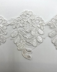 Тесьма с вышитыми на сетке цветочными мотивами, цвет белый, 75 мм