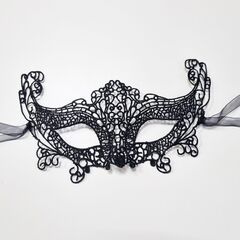 Венецианская асимметричная маска из кружева