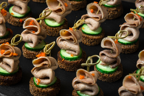 Канапе с телячьим языком и свежим огурцом, 20 шт.