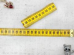 Сантиметровая лента двухсторонняя, длина 1,5 м.