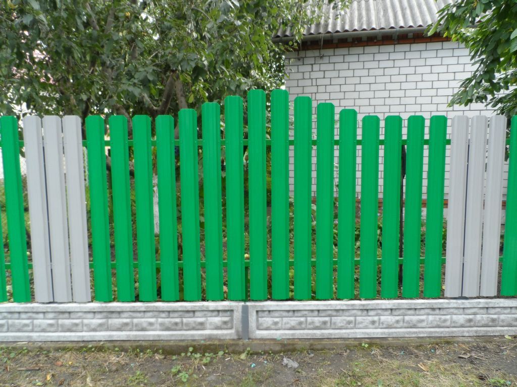 Зеленый забор из евроштакетника фото