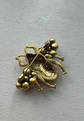 Стильная брошь с микрожемчугом в форме МУХи style by GUCCI