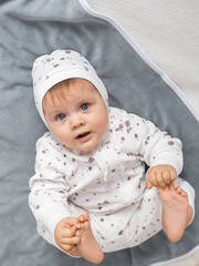 Велюровая шапочка на завязках Mjölk Кляксы