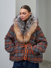 Оранжевый текстильный пуховик в клетку с мехом енота