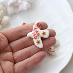 Подвеска фарфоровая Птичка (белый с хохломой) 34*42 мм S043