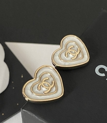 56169-sergi-pusety-style-by-chanel-s-rozovoj-perlamutrovoj-ehmalyu