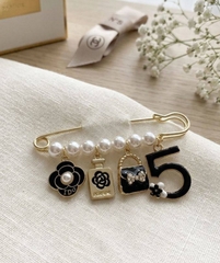 Б068 - Брошь-булавка с подвесками в стилистике CHANEL