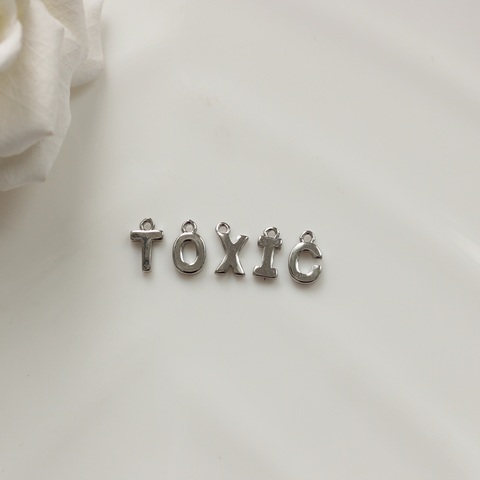 Слово из букв TOXIC в серебре