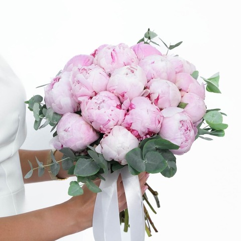 Букет 17 нежно-розовых пионов