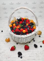 Корзинка со свежими ягодами 