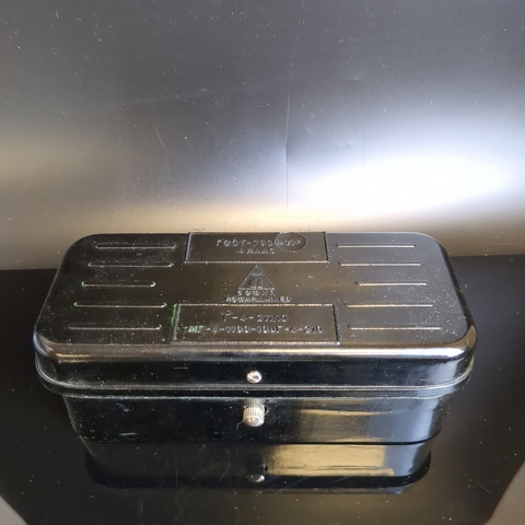 Весовые гирьки и пластины в карболитовой коробке. София Кофарджиев. СССР ГОСТ