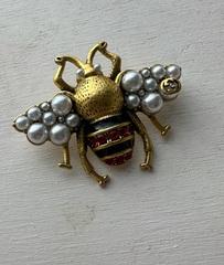 Стильная брошь с микрожемчугом в форме МУХи style by GUCCI