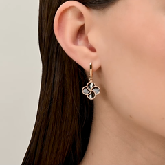 Серьги Trendy из золота 585 пробы с подвесками клевер черный с алмазными гранями (гильоше)