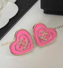 56169-sergi-pusety-style-by-chanel-s-rozovoj-perlamutrovoj-ehmalyu