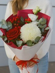 Букет классический с розой, хризантемой, гиперикумом