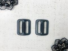 Пряжка двухщелевая пластик, 2,5 см, пр-во Россия, чёрный