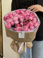 Букет моно с яркой пионовидной кустовой розой