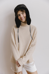 Свитер бежевого цвета