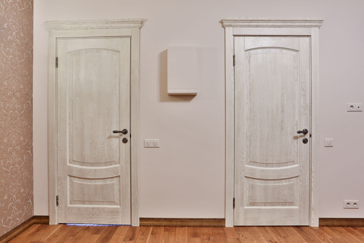 Купить светлые межкомнатные двери. Дверь Стендор 651с выбеленный дуб. Белые межкомнатные двери в интерьере. Двери межкомнатные светлые. Деревянные двери в интерьере квартиры.