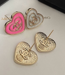 56169- Серьги пусеты style by CHANEL с розовой / перламутровой эмалью