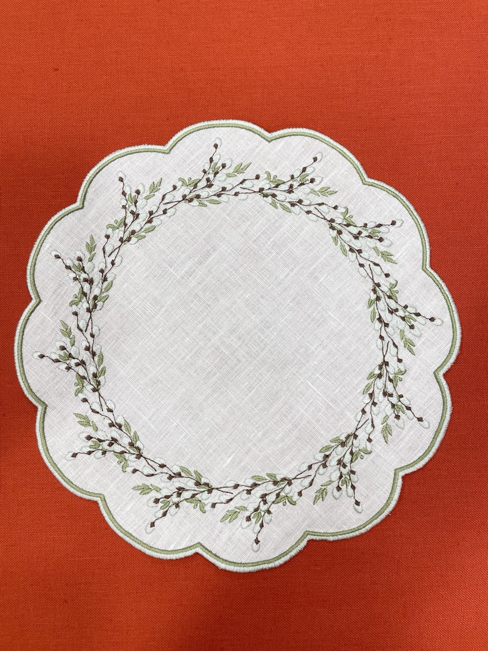 Большая декоративная салфетка-подтарельник с вышивкой